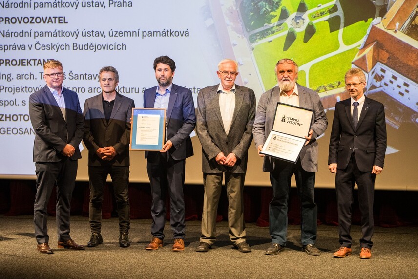 Zástupci Národního památkové ústavu převzali ocenění Stavba roku Kraje Vysočina 2023 za obnovu státního zámku Telč, slavnostní galavečer v Novém Městě na Moravě, 10. 6. 2024 Zástupci Národního památkové ústavu převzali ocenění Stavba roku Kraje Vysočina 2023 za obnovu státního zámku Telč, slavnostní galavečer v Novém Městě na Moravě, 10. 6. 2024